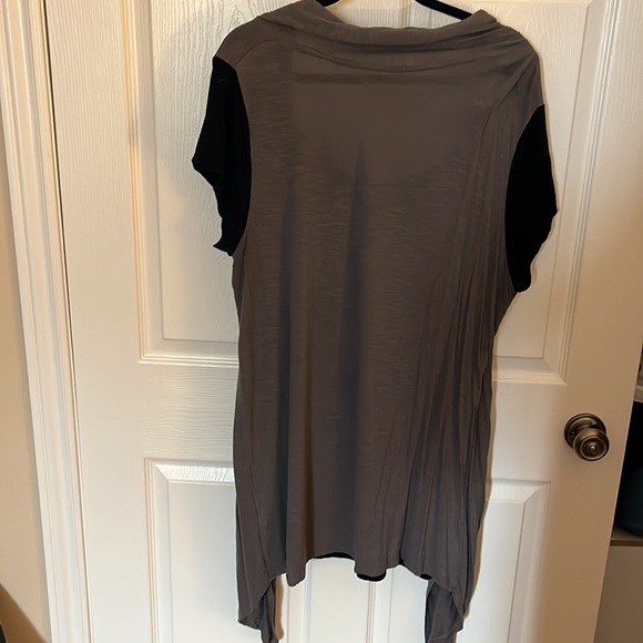 Aesport black short sleeve with attached grey long vest. - Picture 5 of 5